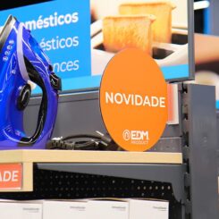 Display promoção módulo português "novidades" EDM Ø20cm, contém suporte adesivo 02942