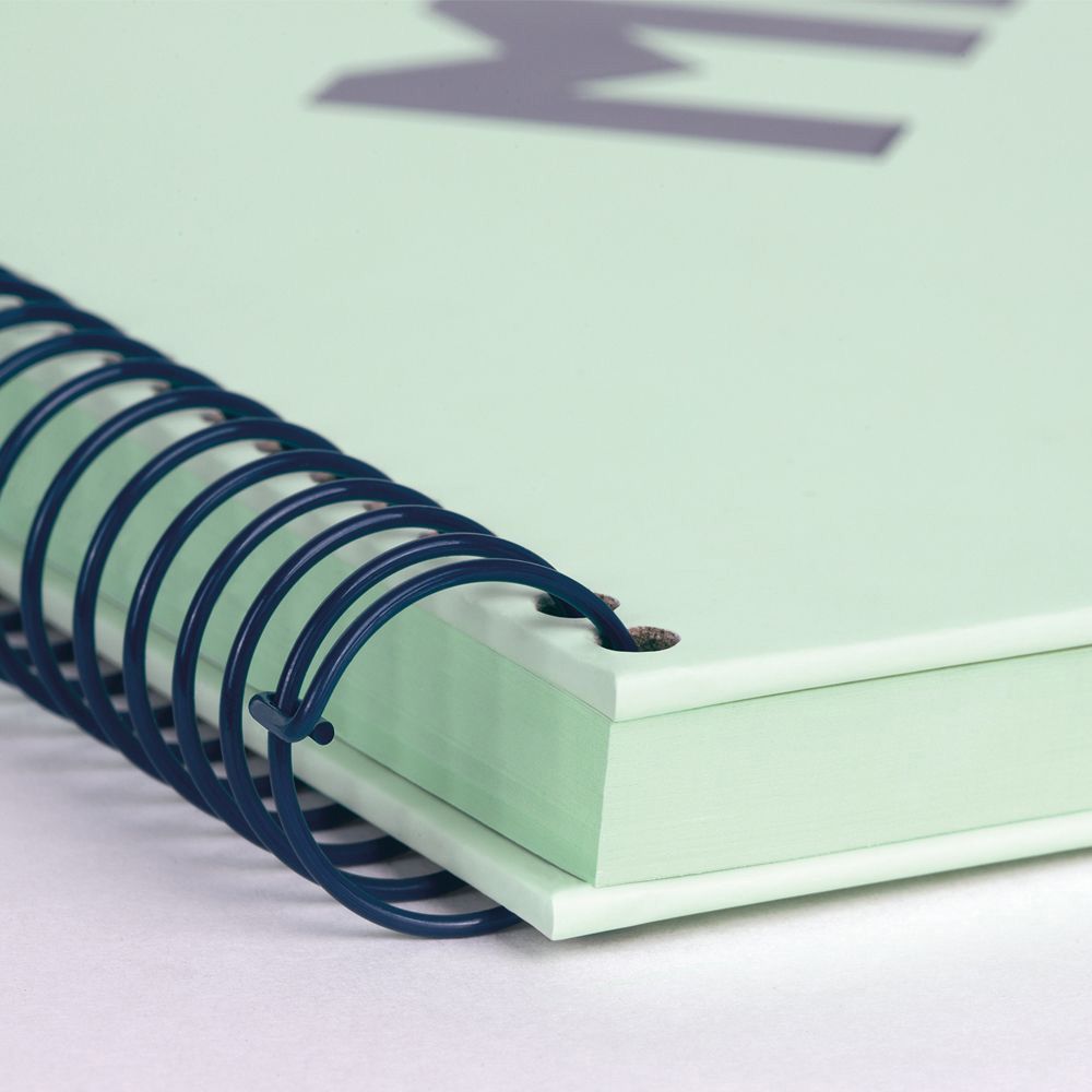Caderno A4 com espiral pautada 7 mm verde - Image 4
