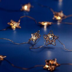 Cordão de luzes LED para interiores com estrelas de cores variadas 1,9 m