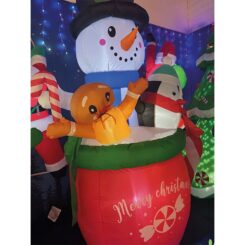 Boneco de neve inflável em copo com pinguim e biscoito de gengibre