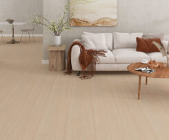 Pavimento vinílico Vanilla Spring Oak numa sala
