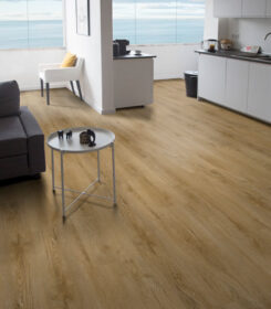 Pavimento vinílico Sepia Classic Oak numa cozinha