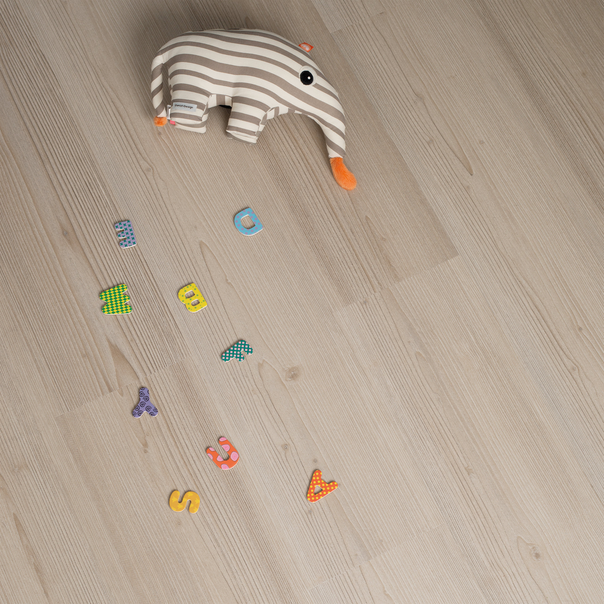 Pavimento vinílico Ivory Loft Pine — ambiente infantil