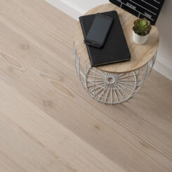 Pavimento vinílico Ivory Loft Pine — ambiente mesa