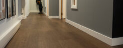 Pavimento vinílico Coffee River Oak — ambiente corredor
