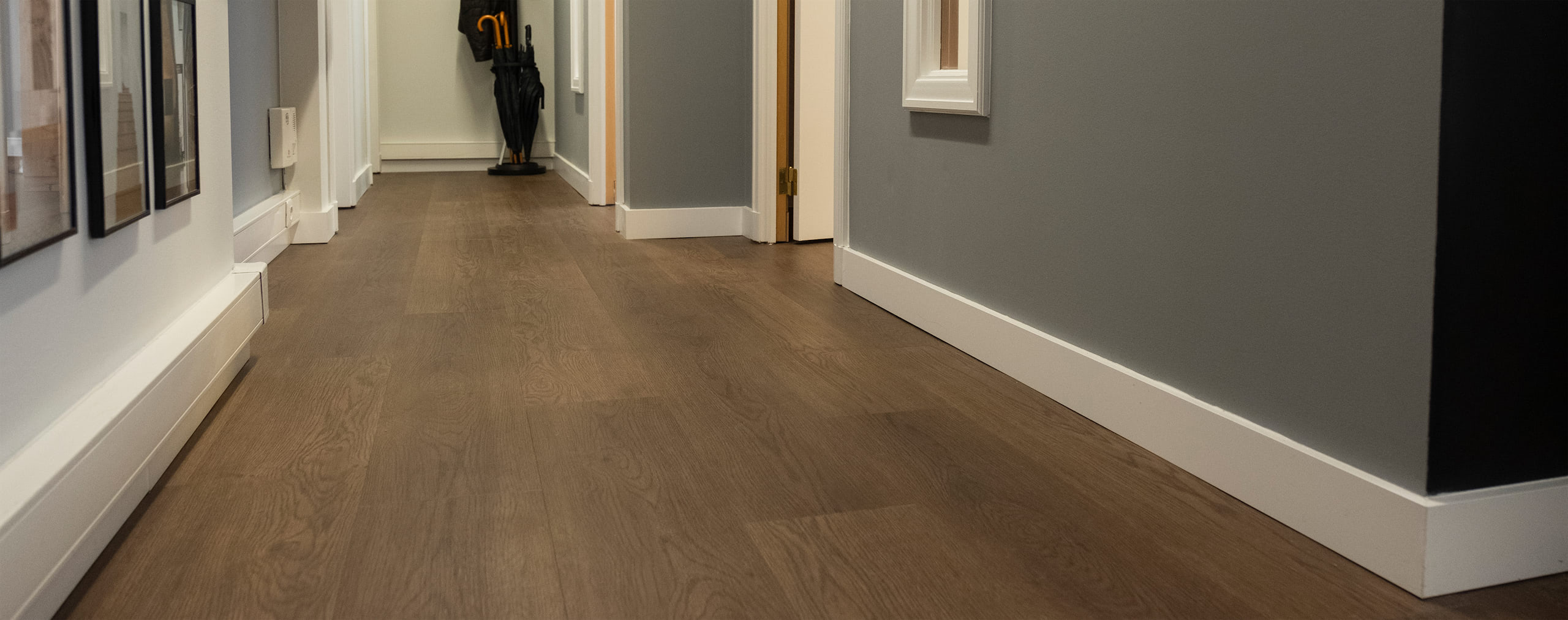 Pavimento vinílico Coffee River Oak — ambiente corredor