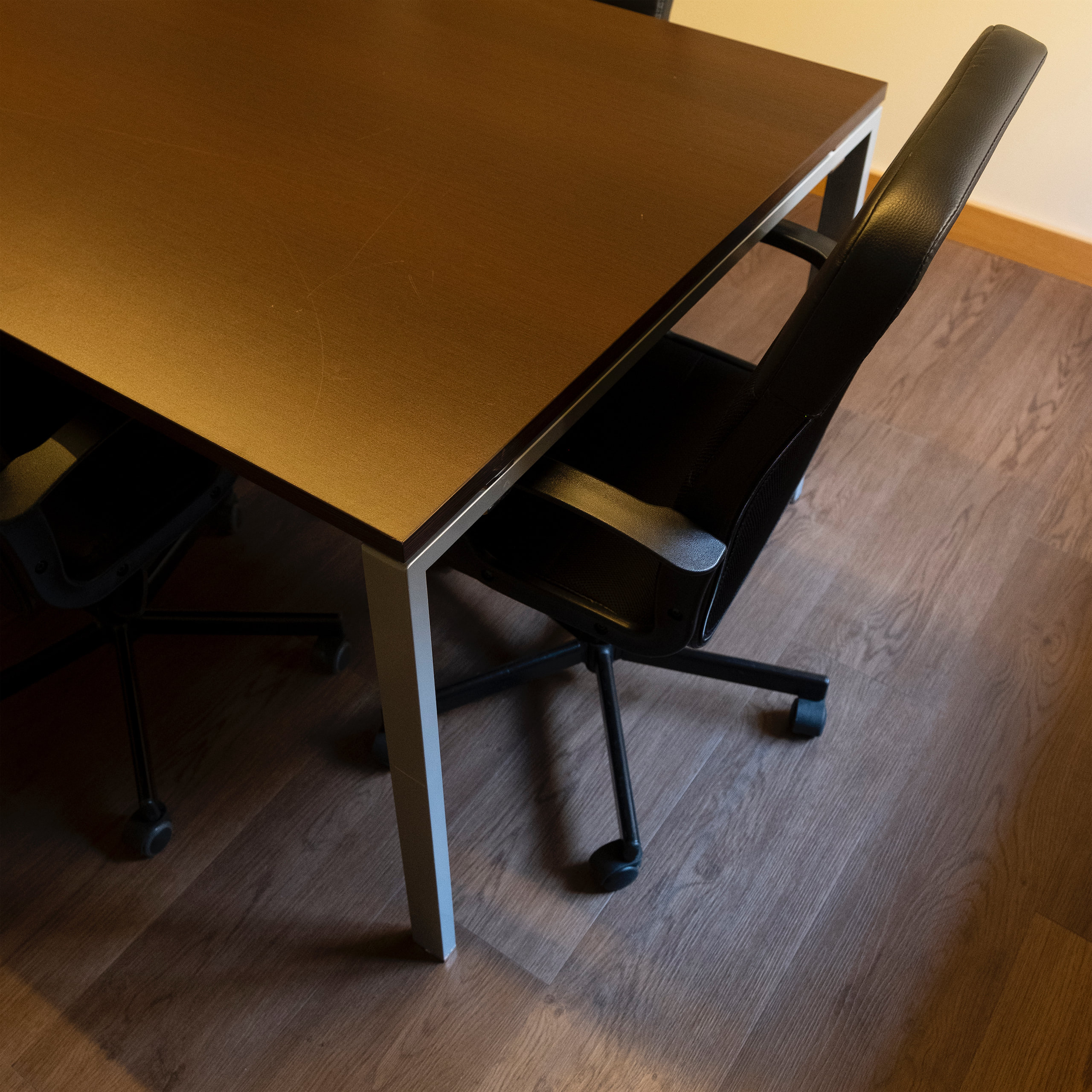 Pavimento vinílico Coffee River Oak — ambiente escritorio