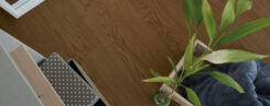 Pavimento vinílico Coffee River Oak — detalhe pavimento