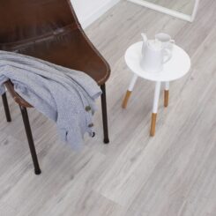 Pavimento vinílico Cloudy Liberty Ash — ambiente cadeira