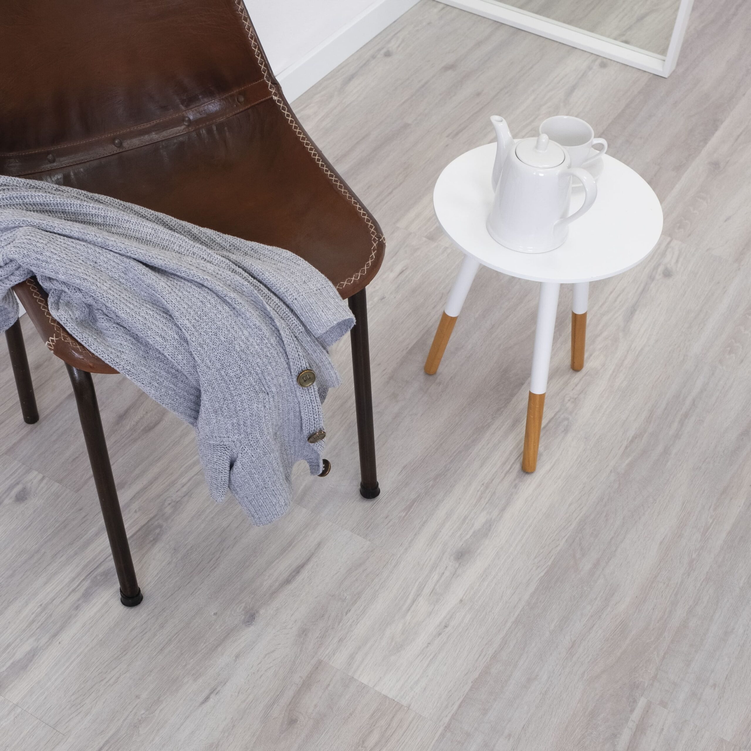 Pavimento vinílico Cloudy Liberty Ash — ambiente cadeira