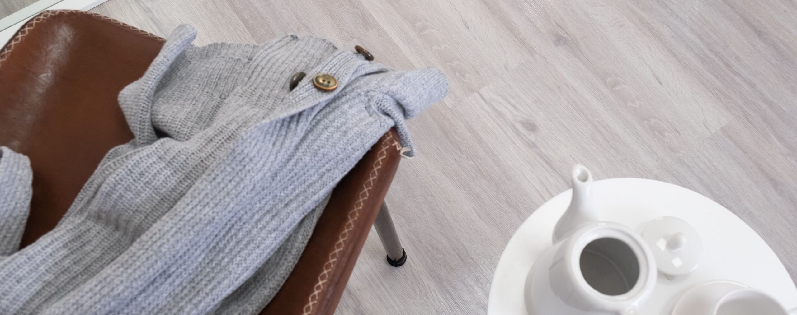 Pavimento vinílico Cloudy Liberty Ash — detalhe mesa